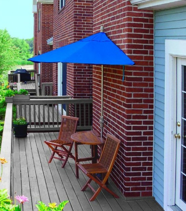 eine-terrasse-blauer-sonnenschirm-zwei stühlen aus holz