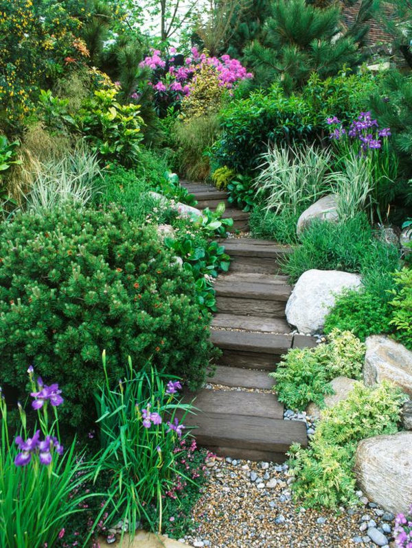 einen-schönen-garten-gestalten-diy-treppen- umgeben von grünen pflanzen