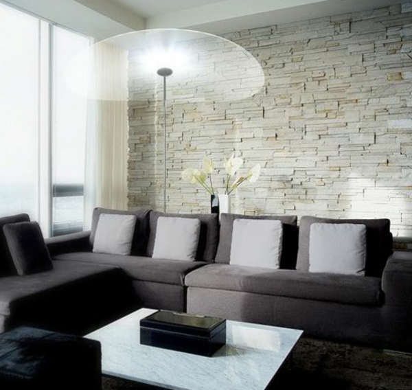 einmalige-wohnzimmer-gestalten-ziegelwand und eine sofa mit grauen kissen