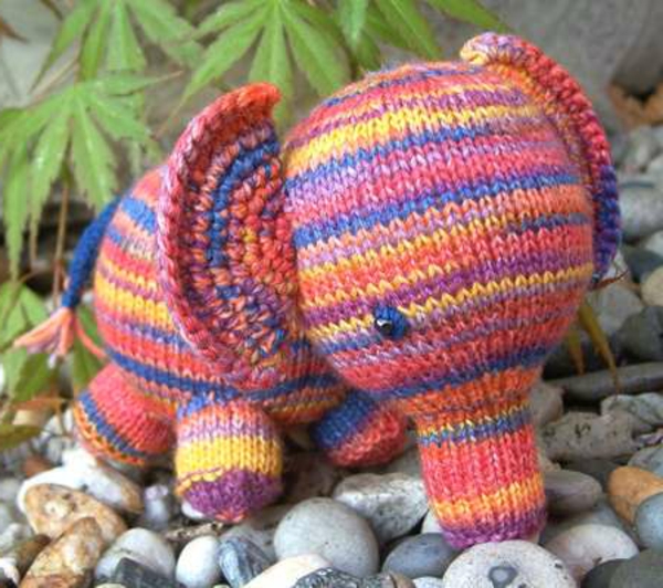elefante-bunte-farben-hänkeln-originell