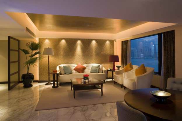 elegante-beleuchtungsideen-für-wohnzimmer-sofa mit bunten dekokissen