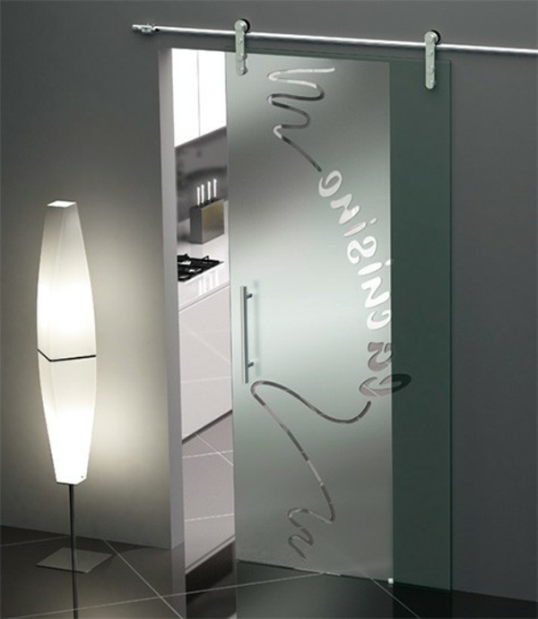 elegante-gläserne-hochwertige-innentüre- eine stehende lampe daneben