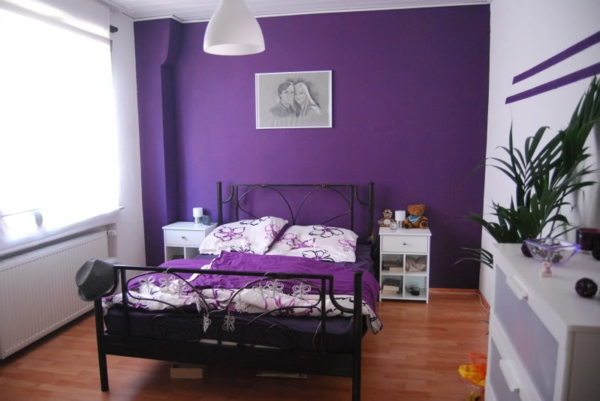 farbideen-für-schlafzimmer-gesättigte-farbe-lila