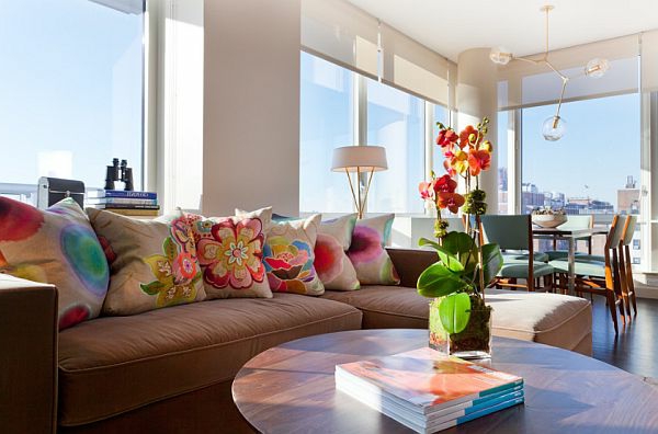 farbideen-für-wohnzimmer-mit-mehreren-schönen-bunten-kissen-auf-dem-braunen-sofa