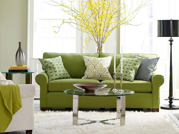 farbideen-für-wohnzimmer-olivgrünes-sofa-gelbe-pflanze
