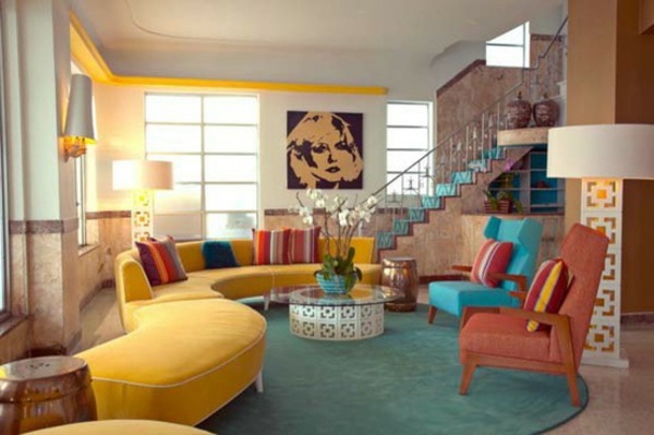 farbideen-wohnzimmer-mit-vielen-farben-gelb-grün-orange-blau-originell