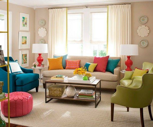 farbideen-wohnzimmer-möbelstücke-in-verschiedenen-farben