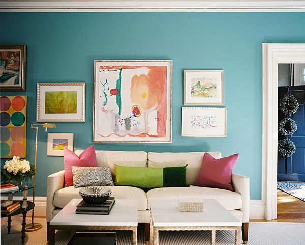 farbvorschläge-wohnzimmer-hellblau-mit-bunten-bildern-und-kissen