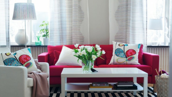 farbvorschläge-wohnzimmer-sofa-himbeere-rosa-farbe-weiße-blumen