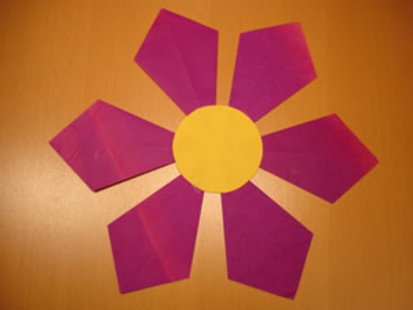 frühlingsdeko -basteln- mit -kindern-Blume-aus-papier