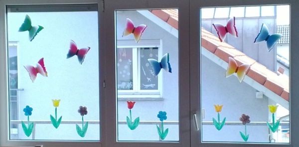 frühlingsdeko basteln -mit -kindern-Deko-Fenster-mit-Blumen-und-schmetterlinge