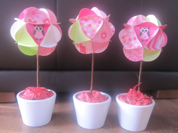 frühlingsdeko basteln- mit -kindern-drei-blumen-rosa-aus-papier-und-weisse-vasen