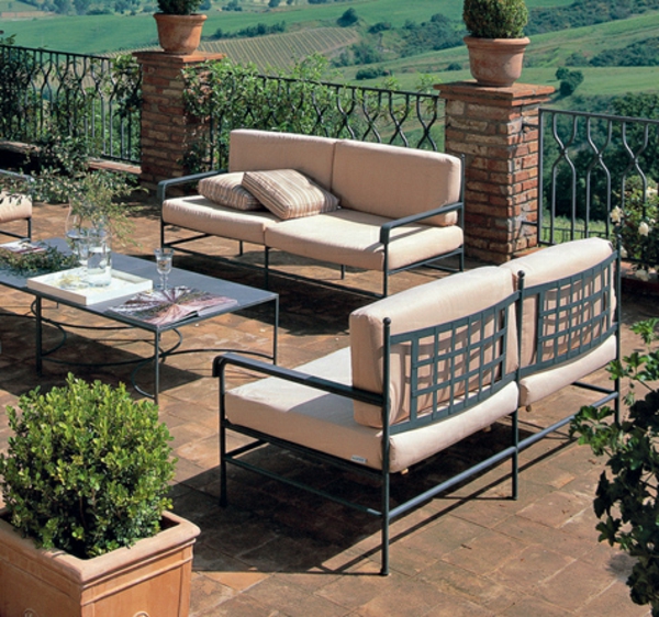 gartenmöbel-aus-eisen-moderne-gestaltung- auf einer terrasse mit einem wunderschönen blick