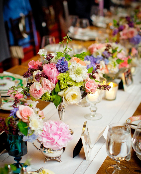 wunderbare-Tischdeko-Blumengestecke-Tisch-Sommer-Hochzeit-planen