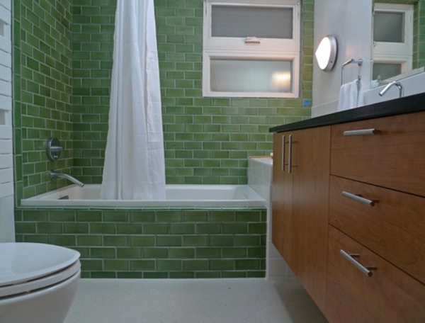 grüne-badewanne-einfliesen-vorhänge in weiß