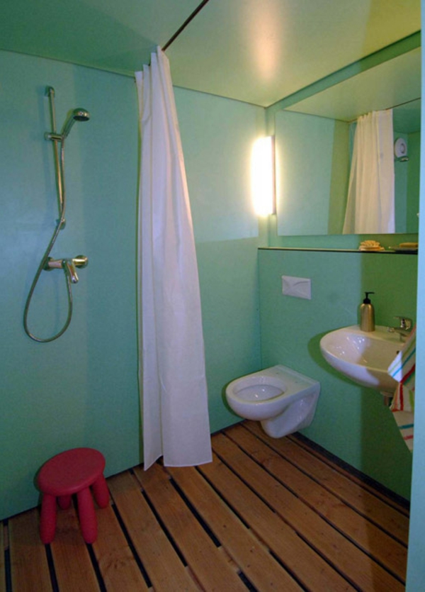 Minibad-im-Grün-mit-Holzboden