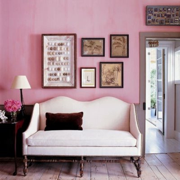 helle-wandfarben-für-wohnzimmer-rosig-viele bilder an der wand