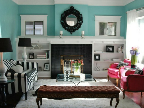 helltürkis-wandfarbe-wohnzimmergestaltung-gestreiftes-sofa-in-schwarz-und-weiß