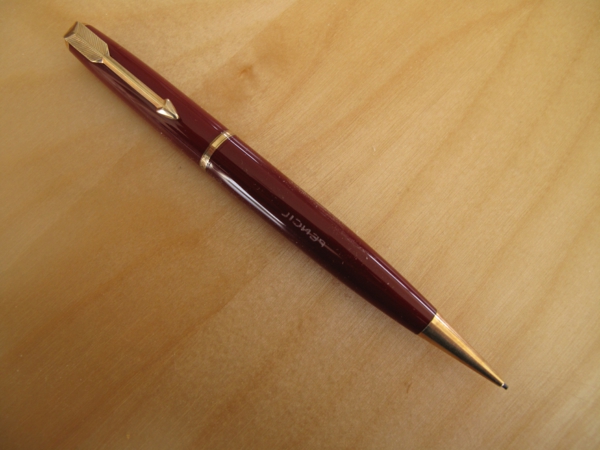 hochwertige-kugelschreiber-neues-modell- gestellt auf dem tisch