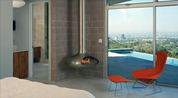 hängender-kaminofen-mit-einem-eleganten-look-schlafzimmer mit einer glaswand