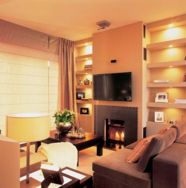 indirekte-wandbeleuchtung-für-wohnzimmer- ein kamin und ein fernseher