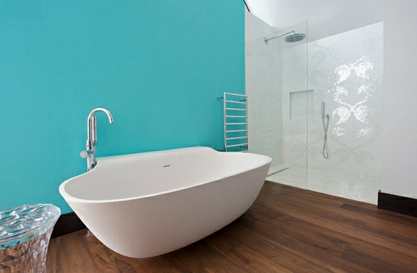 innendesign-blau-und-weiß-badezimmer-freistehende-badewanne-holzboden