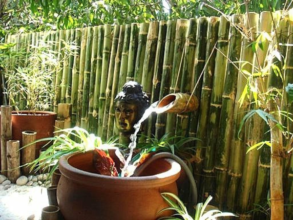 interessante-gartendekoration- wunderschöner zaun aus bambusstöcken