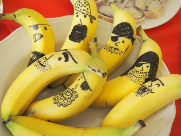 interessante-idee-für-bananendekoration- die bananen wie piraten bemalen