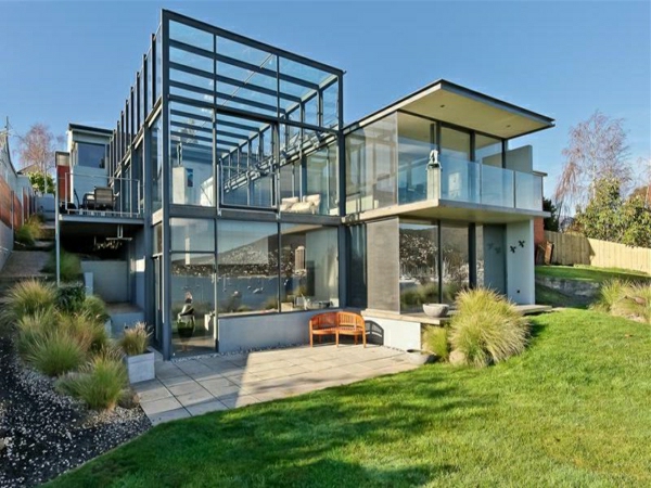 interessante-idee-für-ein-modernes-glashaus-umgeben von grünen flächen