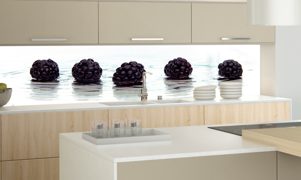 interessante-küchenrückwand-aus-glas- foto von fünf maulbeeren