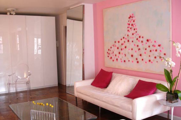 interessante-pinke-wandfarbe-für-ein-wohnzimmer-sofa mit dekokissen