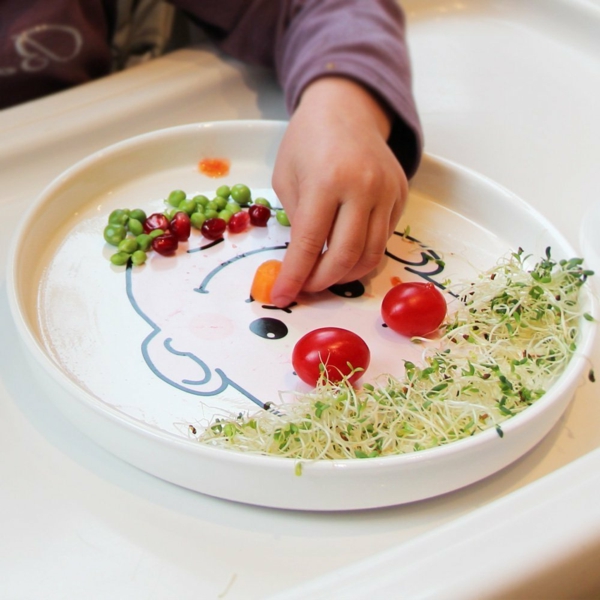 kindergeschirr-aus-porzellan-interessante-dekoration-aus-gemüse-für-den-teller- sehr schön