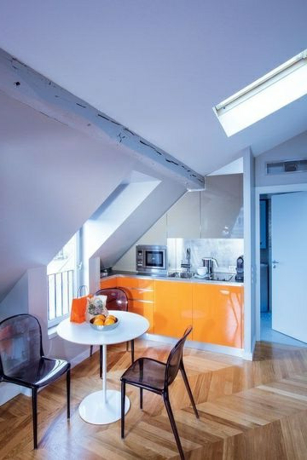 kleine-küche-mit-orangen-schränken-unter-dem-Dach