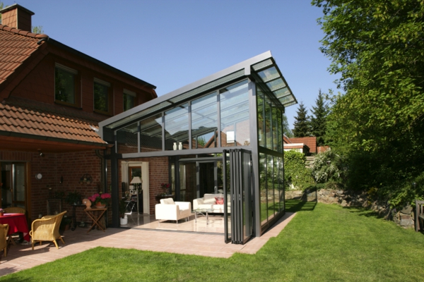 kleines-ungewönliches-modernes-glashaus- schöne naturumgebung