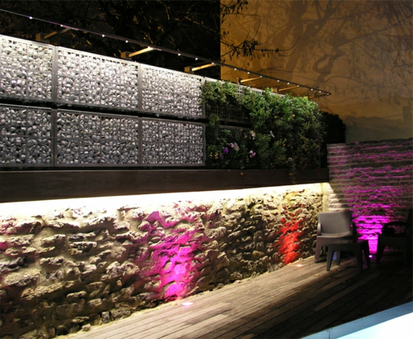 kreativ-gestaltete-steinwand- mit interessanter beleuchtung