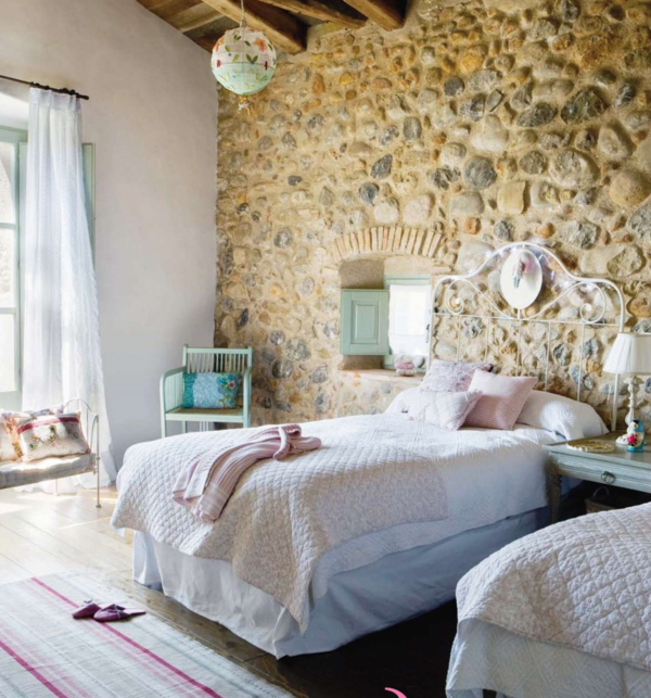 kreativ-gestaltetes-schlafzimmer-dekosteine-für-wand- ein elegantes bett mit weißen bettbezügen