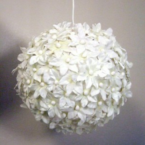 kugelförmige-papier-lampe-kleine weiße blümchen