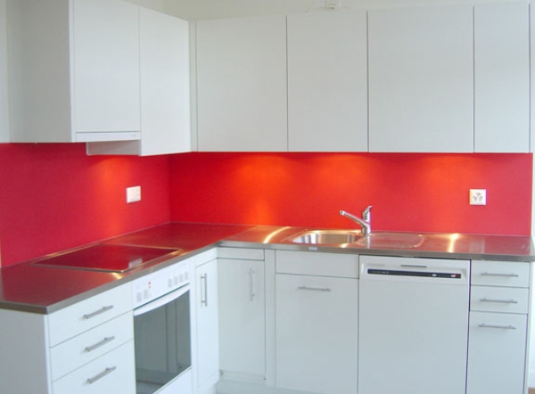 küche-in-rot-und-weiß-küchenrückwand-aus-glas- weiße schränke