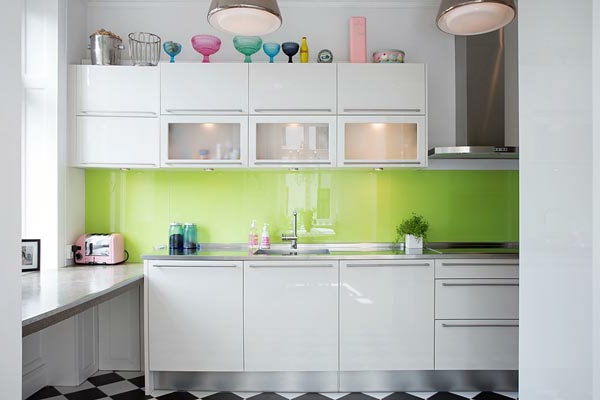 küchenlösungen-für-kleine-küchen-glänzende-oberflächen-weiß