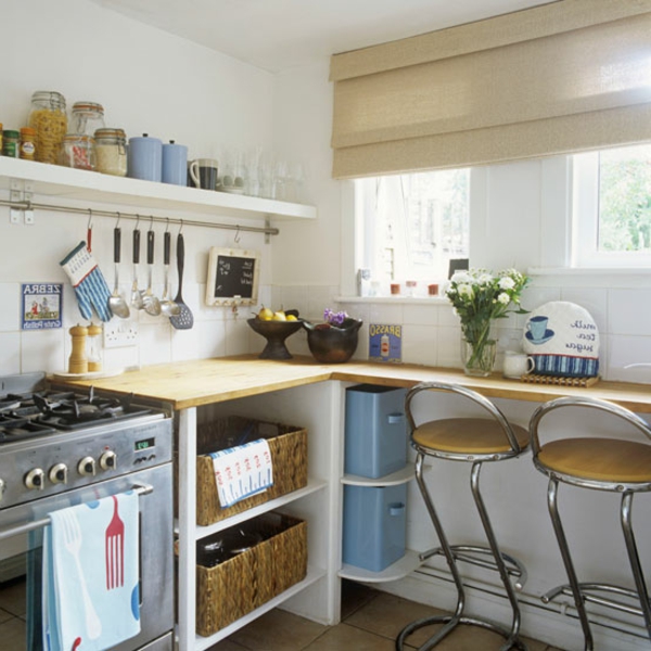küchenlösungen-für-kleine-küchen-weiße-regale-mit-gläser
