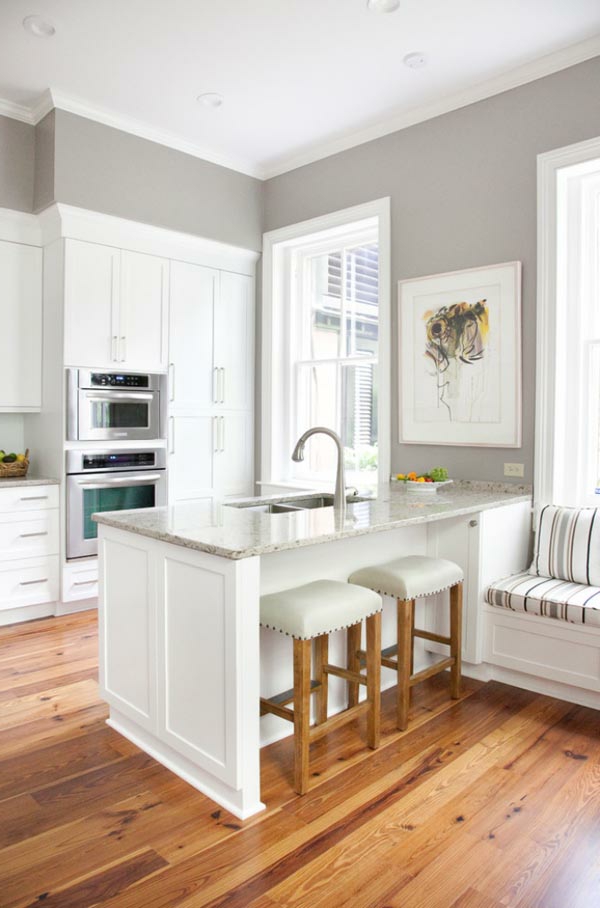 küchenlösungen-kleine-küche-in-weiß-und-grau-und-holzboden