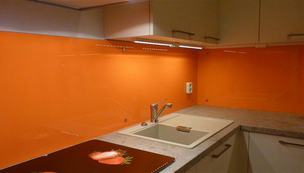 küchenrückwand-aus-glas-orange-farbe- ein waschbecken in der ecke