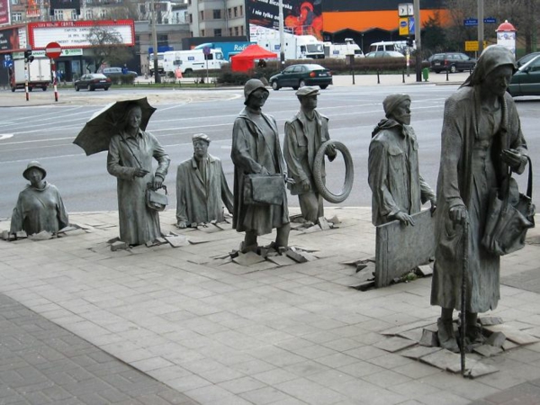künstler-skulpturen-statue-der-anonymen-fussganger-poland