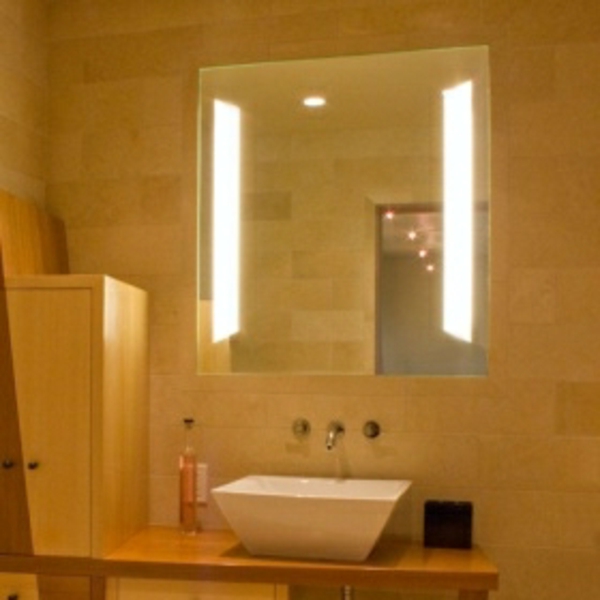 leuchten-für-spiegel-interessanter-look-kleines weißes waschbecken