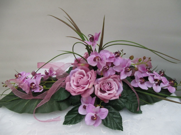 lila-rosen-orchideen-tischgestecke-für-hochzeit-blumendeko
