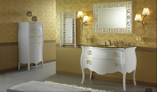 luxoriöses-badezimmer-mit-goldener-tapete-und-weiße-möbel