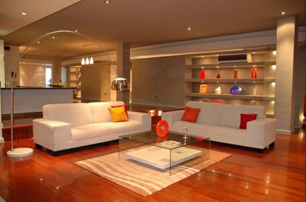 luxuriöses-wohnzimmer-mit-moderner-beleuchtung-zwei weiße sofas