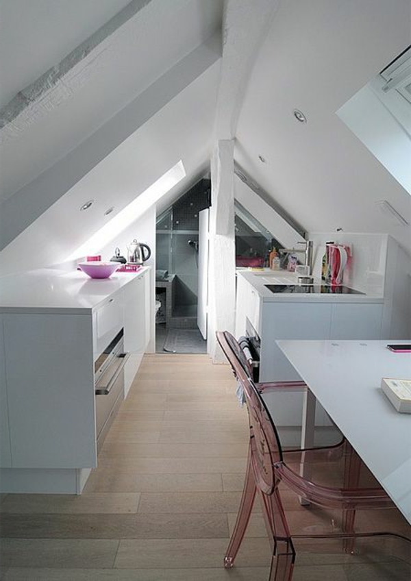 mansarde-küche-in-weißer-farbe-mit-holzboden