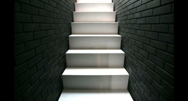 minimalistische-weiße-treppenp im engen flur mit schwarzen wänden