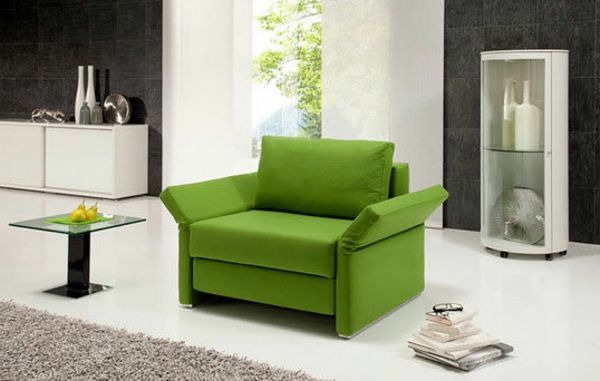 moderne-ausziehbare-sessel-in-grün- weiße gardinen dahinter